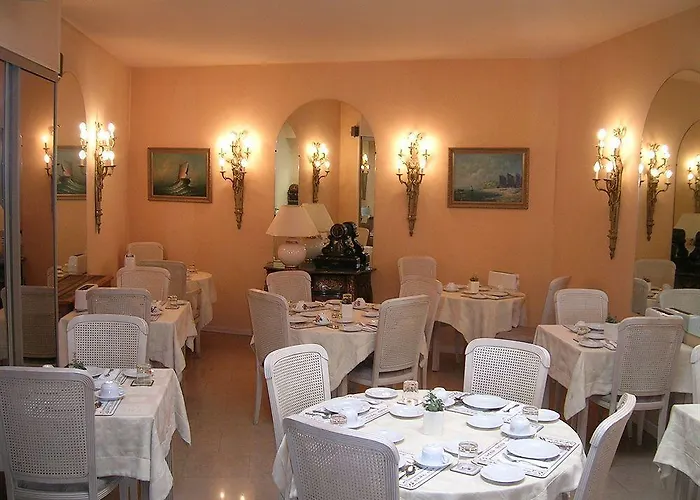 Dandy Centre فندق